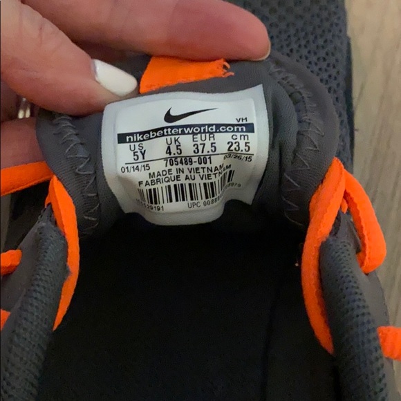 Nike Tennis Shoe Youth Size 5 - Picture 6 of 6